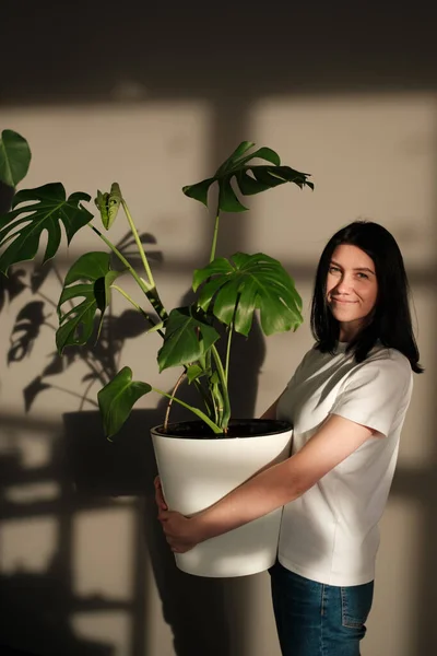 Jardinería Mujer Joven Cuidando Planta Marihuana —  Fotos de Stock