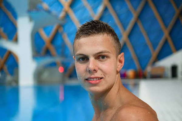 Portret Van Mannelijke Tiener Zwemmer — Stockfoto