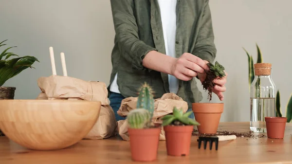 Jardinería Mujer Joven Cuidando Plantas Maceta —  Fotos de Stock