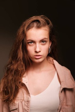 Pembe ceketli kız arka planda poz veriyor. Moda fotoğrafçılığı kavramı