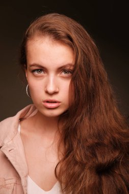 Pembe ceketli kız arka planda poz veriyor. Moda fotoğrafçılığı kavramı