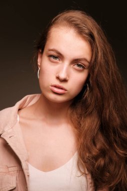 Pembe ceketli kız arka planda poz veriyor. Moda fotoğrafçılığı kavramı