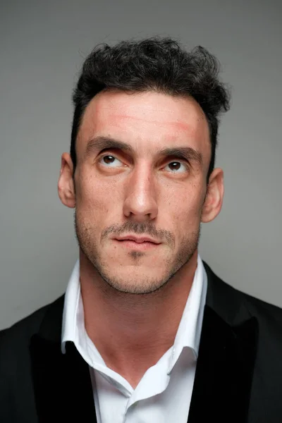 Close up portret mężczyzny 30-34 lat w białej koszuli i czarnej kurtce na szarym tle. — Zdjęcie stockowe