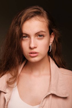 Pembe ceketli kız arka planda poz veriyor. Moda fotoğrafçılığı kavramı