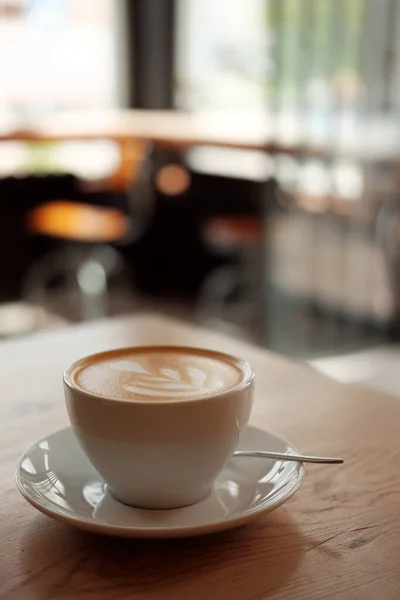 Kahvaltını kafede yap. Kapuçinolu güzel beyaz kupa ya da ahşap bir masada kahve. Yukarıdan görüntüle. — Stok fotoğraf