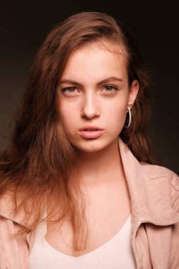 Pembe ceketli kız arka planda poz veriyor. Moda fotoğrafçılığı kavramı