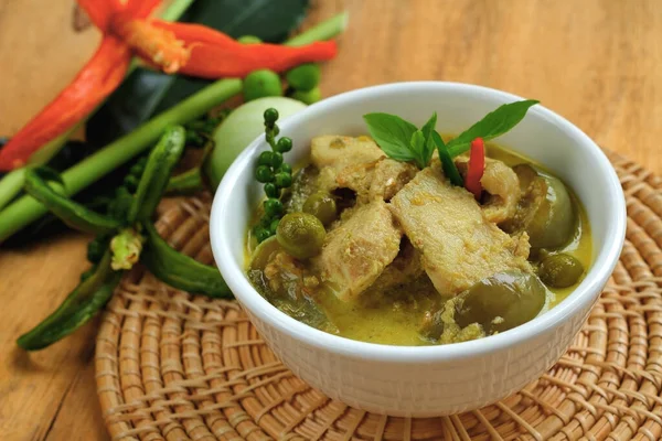 Πράσινο Κάρυ Κοτόπουλο Και Μελιτζάνα Ταϊλανδέζικο Φαγητό — Φωτογραφία Αρχείου