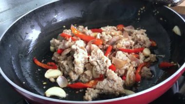 Kızarmış biber sarımsak kiyma makineleri koymak kızartma tavası ve çeşniler, video klip ile karıştırın 