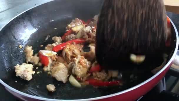 Stir Goreng Chili Dengan Bawang Putih Menempatkan Penambang Dalam Menggoreng — Stok Video