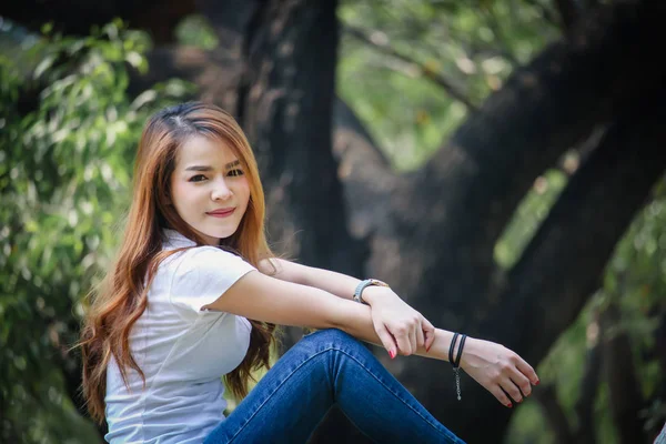 Thailand Aziatische Vrouw Het Dragen Van Een Shirt Jeans Gelukkig — Stockfoto