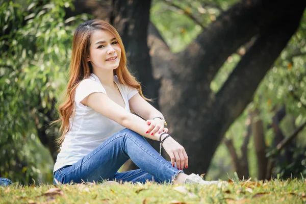 Tailândia Mulher Asiática Vestindo Uma Camiseta Jeans São Felizes Parque — Fotografia de Stock