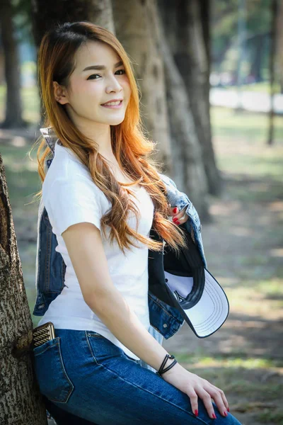 Tajlandia Asian Kobieta Noszenie Shirt Dżinsy Szczęśliwi Parku Publicznym Zdjęcia Stockowe bez tantiem
