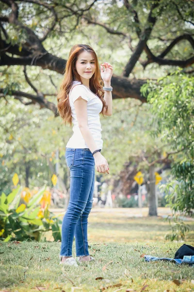 Tajlandia Asian Kobieta Noszenie Shirt Dżinsy Szczęśliwi Parku Publicznym Obraz Stockowy