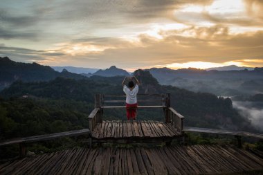 Dağların ve ormanların manzarası,Yer Japo Köyü