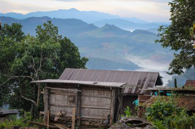 Dağların ve ormanların manzarası,Yer Japo Köyü