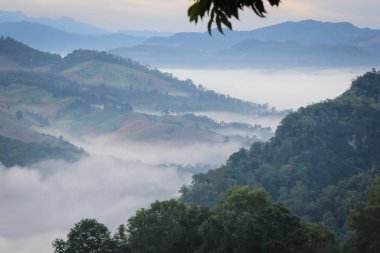 Dağların ve ormanların manzarası,Yer Japo Köyü