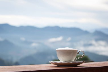 Sabah dağ arka planda Kahve