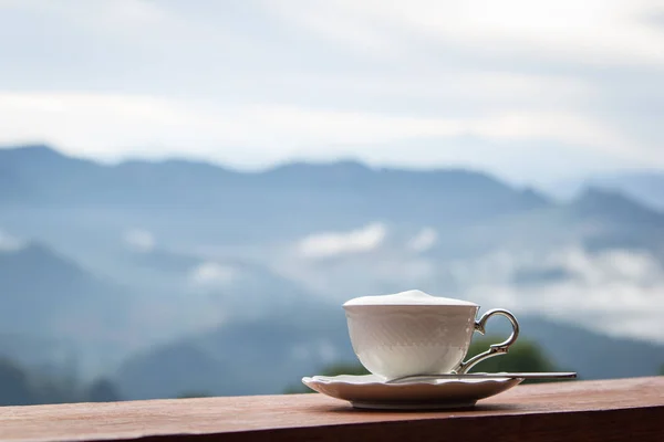 Kávé a reggeli hegyi háttérben Jogdíjmentes Stock Képek