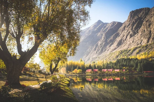 Alt Kachura Gölü, Shangrila Skardu sonbahar manzarası. Gilgit-Baltistan, Pakistan.