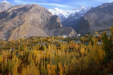 Hunza Vadisi sonbahar sahne. Baltit fort hill sağ açıktır. Karimabad, Gilgit-Baltistan, Pakistan.