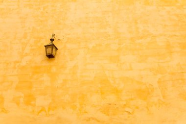 Bir vintage lamba ve sarı duvar.
