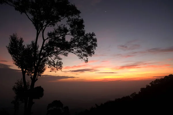 Cielo Colorido Atardecer Sobre Bosque Nan Crepúsculo Cielo Mostrando Hermosos — Foto de Stock