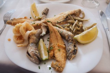 Fas deniz ürünleri tabağı. Essaouira, Morocco.