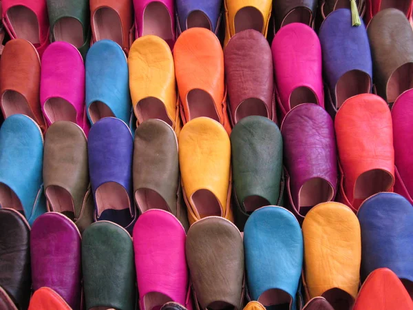 Marakeş eski Pazar, Fas satışa renkli Fas Ayakkabı.