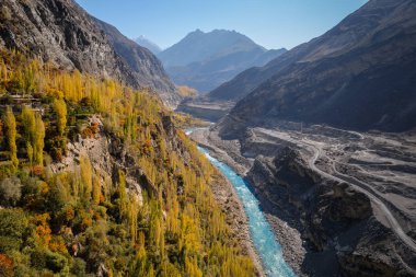 Hunza Altit fort üzerinden renkli sonbahar görünümü göster mavi nehir karakurum sıradağlarının, Gilgit-Baltistan, Pakistan üzerinden yol boyunca akan.