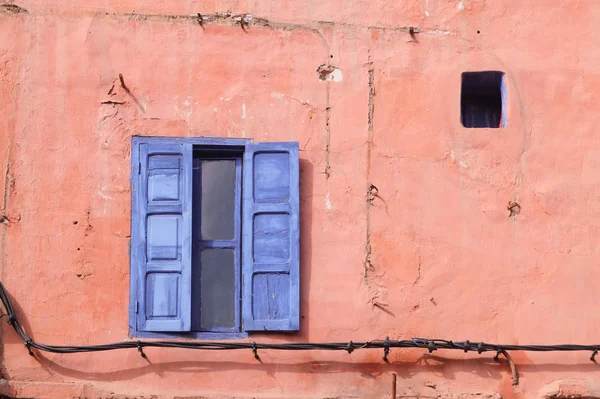 Marrakech Marruecos Marzo 2014 Ventana Azul Pared Rosa — Foto de Stock