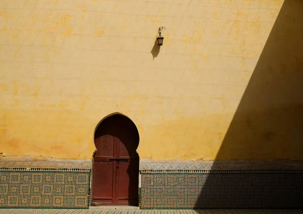 Meknes Marokko Maart 2014 Een Vintage Lamp Gele Muur Boven — Stockfoto