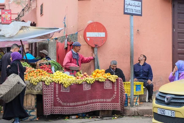 Marrakech Marruecos Marzo 2014 Vendedor Frutas Verduras Está Hablando Con — Foto de Stock