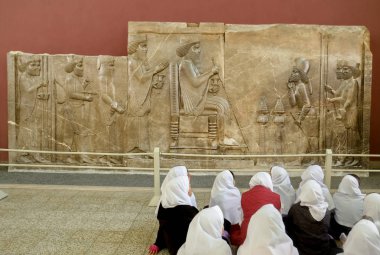 Tahran, Iran. 23 Ekim 2016: Okul kız beyaz hijab Kral Darius'un Ulusal Müzesi'nde tarih dersi Persepolis kısma önünde katılıyor.