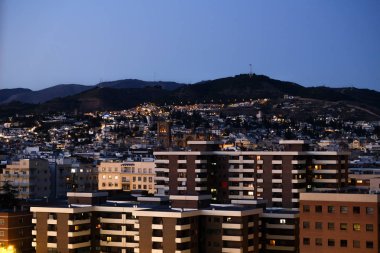 Akşam güneş battıktan sonra Granada cityscape görünümde.