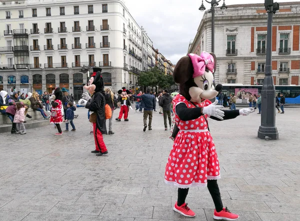 Madrid, İspanya. 30 Nisan 2017: İnsanlar Minnie ve Mickey Mouse kostümleri turist Plaza Puerta del Sol sokakta eğlendirmek için yürüyor.