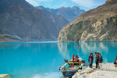 Gilgit Baltistan, Pakistan. Ekim 28,2017: insanlar Attabad Gölü, dağlar zemin manzaralı bir tekne kiralamak. Gojal, Hunza, Pakistan.