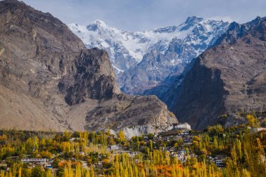 Baltit kale manzaralı Hunza Vadisi sonbahar sahne. Karimabad, Hunza, Gilgit-Baltistan, Pakistan.