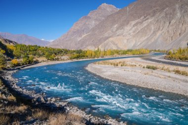 Gupis, Ghizer, Gilgit-Baltistan, Pakistan akan Gilgit Nehri'nin mavi su.