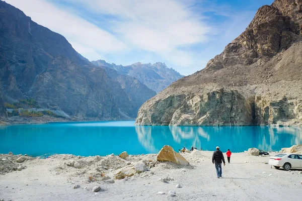Attabad gölde bir tekne yolculuğu için yürüyen adam. Gojal, Hunza, Gilgit-Baltistan, Pakistan.