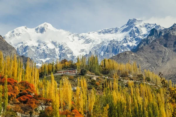 Escena Otoño Valle Hunza Con Montañas Nevadas Fondo Gilgit Jalá — Foto de Stock