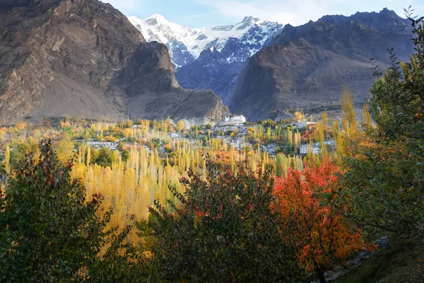 Escena Otoño Karimabad Con Montañas Fondo Valle Hunza Pakistán — Foto de Stock