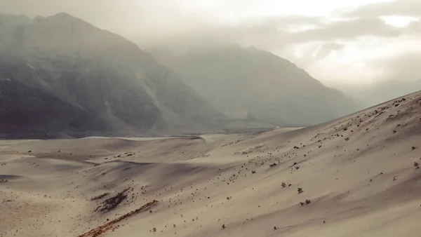 Gün batımından sonra soğuk dersert, kum fırtınası. Skardu, Gilgit Baltistan, Pakistan.