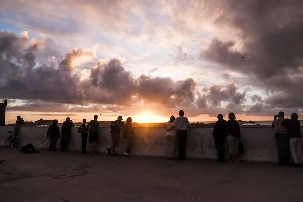 Людей Стоячи Skala Ville Спостерігаючи Захід Сонця Сувейра Марокко — стокове фото