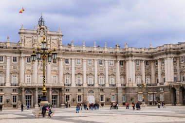 Madrid, İspanya. 1 Mayıs 2017: Royal Palace of Madrid turist.