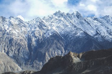 Kar dağlar karakurum aralığındaki şapkalı. Passu, Pakistan.