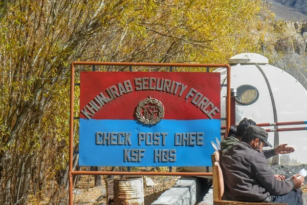 Güvenlik gücü Khunjerab noktasında bir tabela. Gilgit Baltistan, Pakistan.