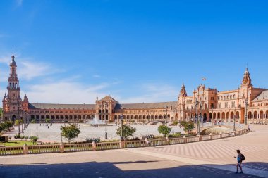 Turistler gezi yarı dairesel Plaza de Espana bina çevresinde tadını çıkarın..