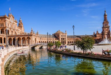 Turistler gezi yarı dairesel Plaza de Espana bina çevresinde tadını çıkarın..