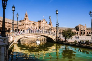 Turistler gezi yarı dairesel Plaza de Espana bina çevresinde tadını çıkarın..
