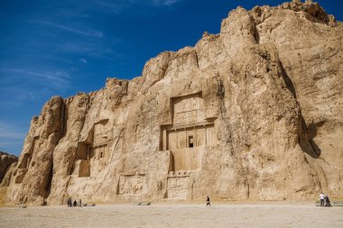 Nakş-Rustam manzara büyük mezar uçurumun yüz yüksek kesme gösterir. Fars Eyaleti, Iran.